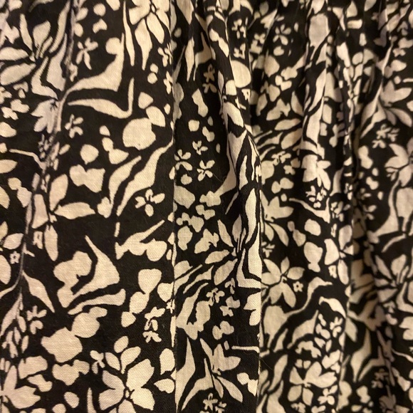 ❤️ Universal Thread Black and White Floral Blouse - Picture 7 of 7